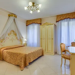 hotel-at-leonard.hotelslidodijesolo.com/